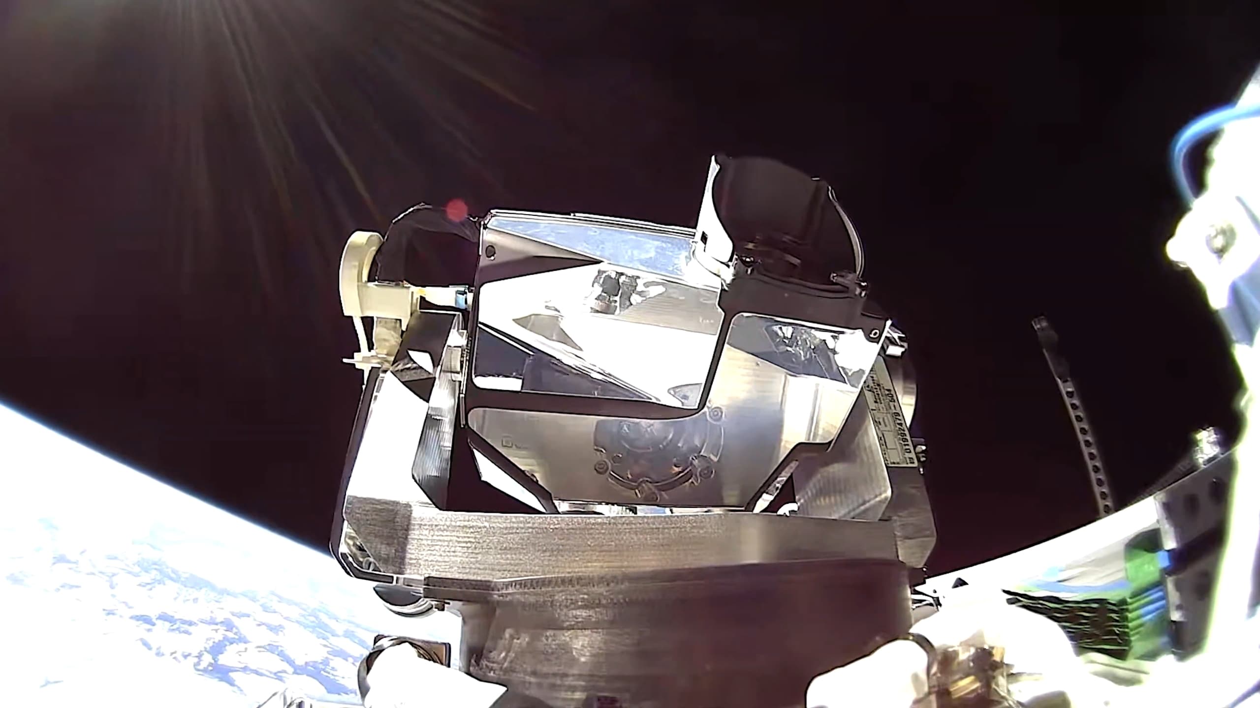 星链 V2 激光终端