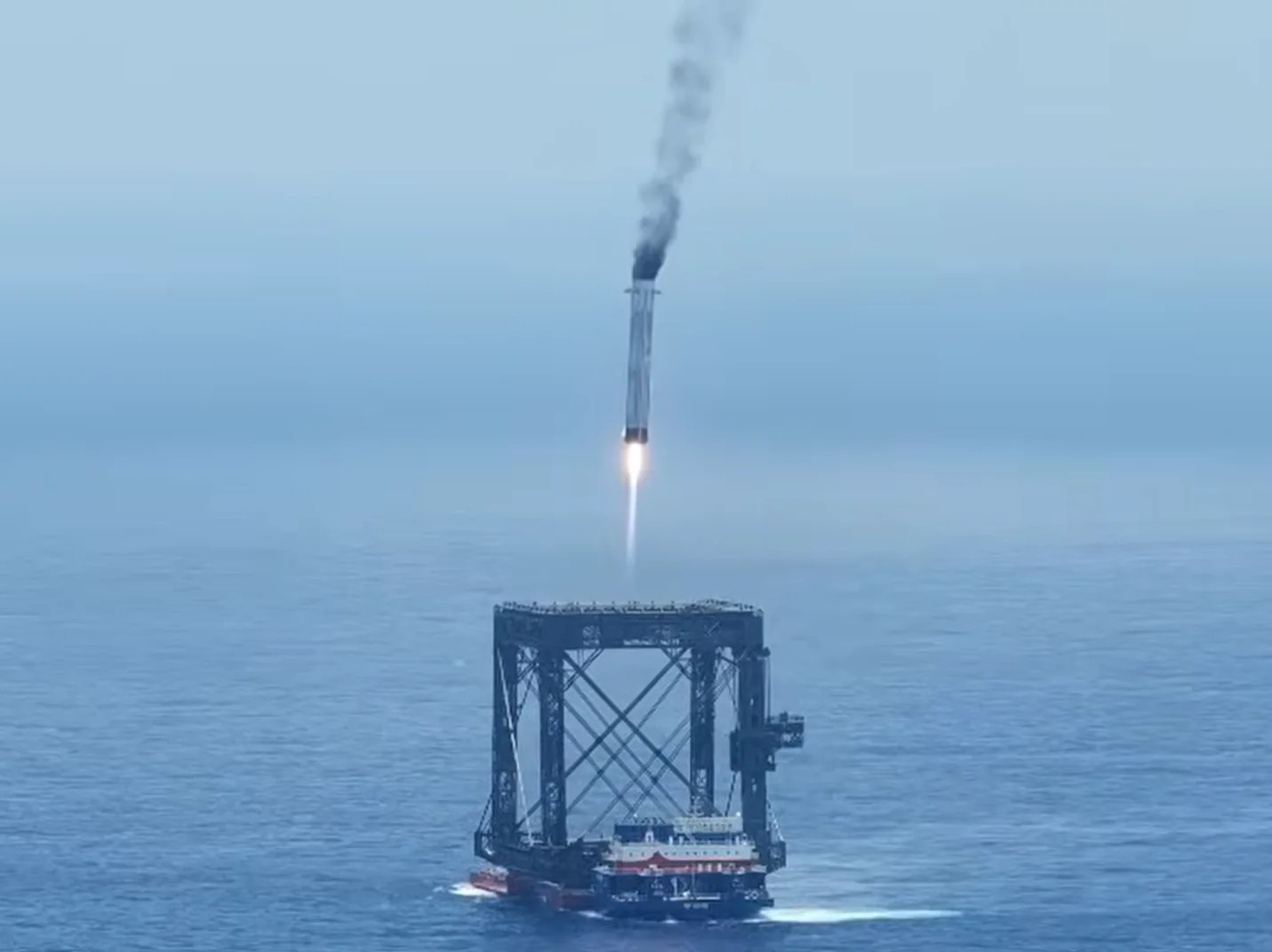 Long March 10B reusable first stage descending toward its offshore capture platform