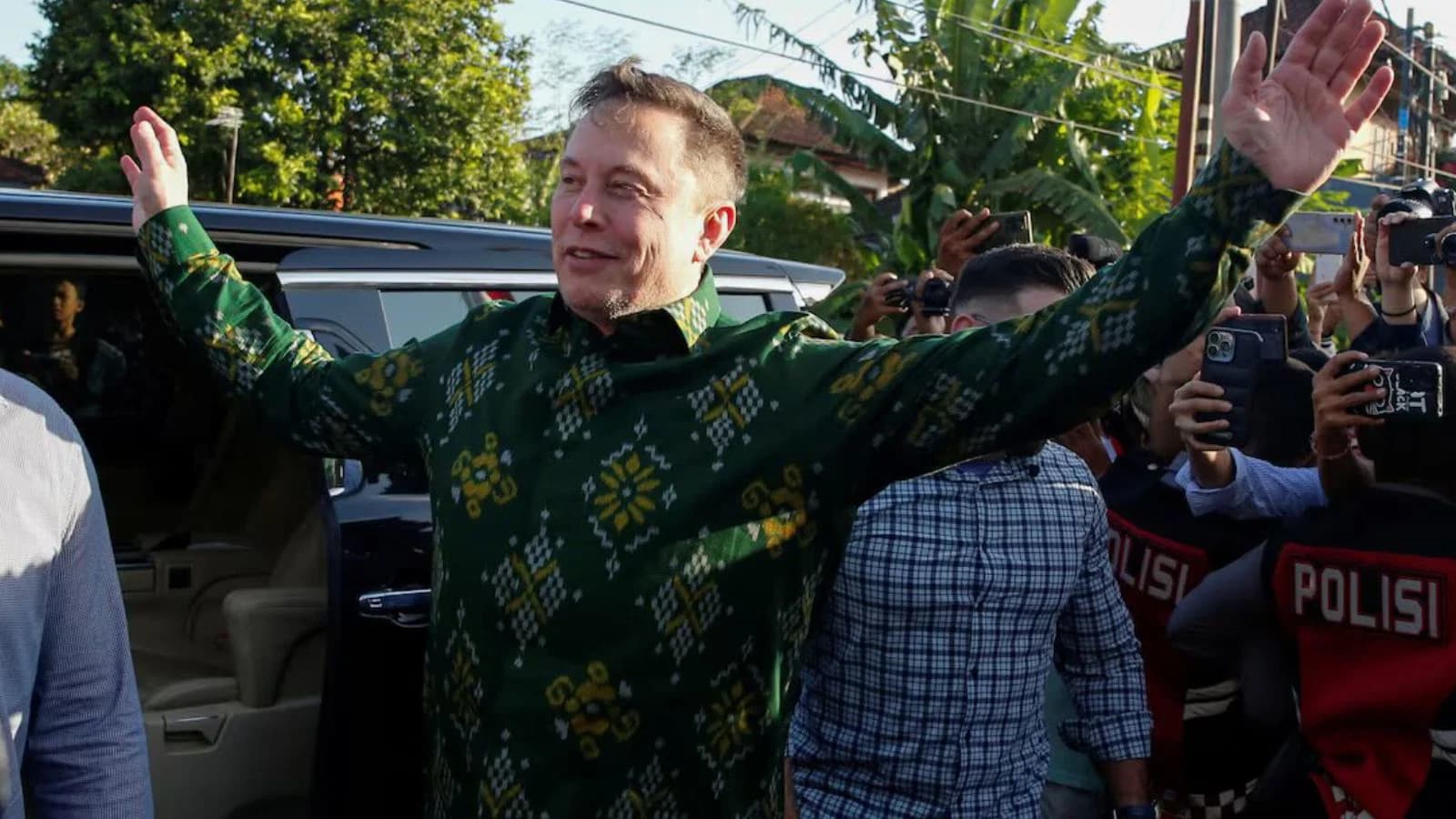 马斯克2024年访问印尼时身着印尼传统蜡染服装